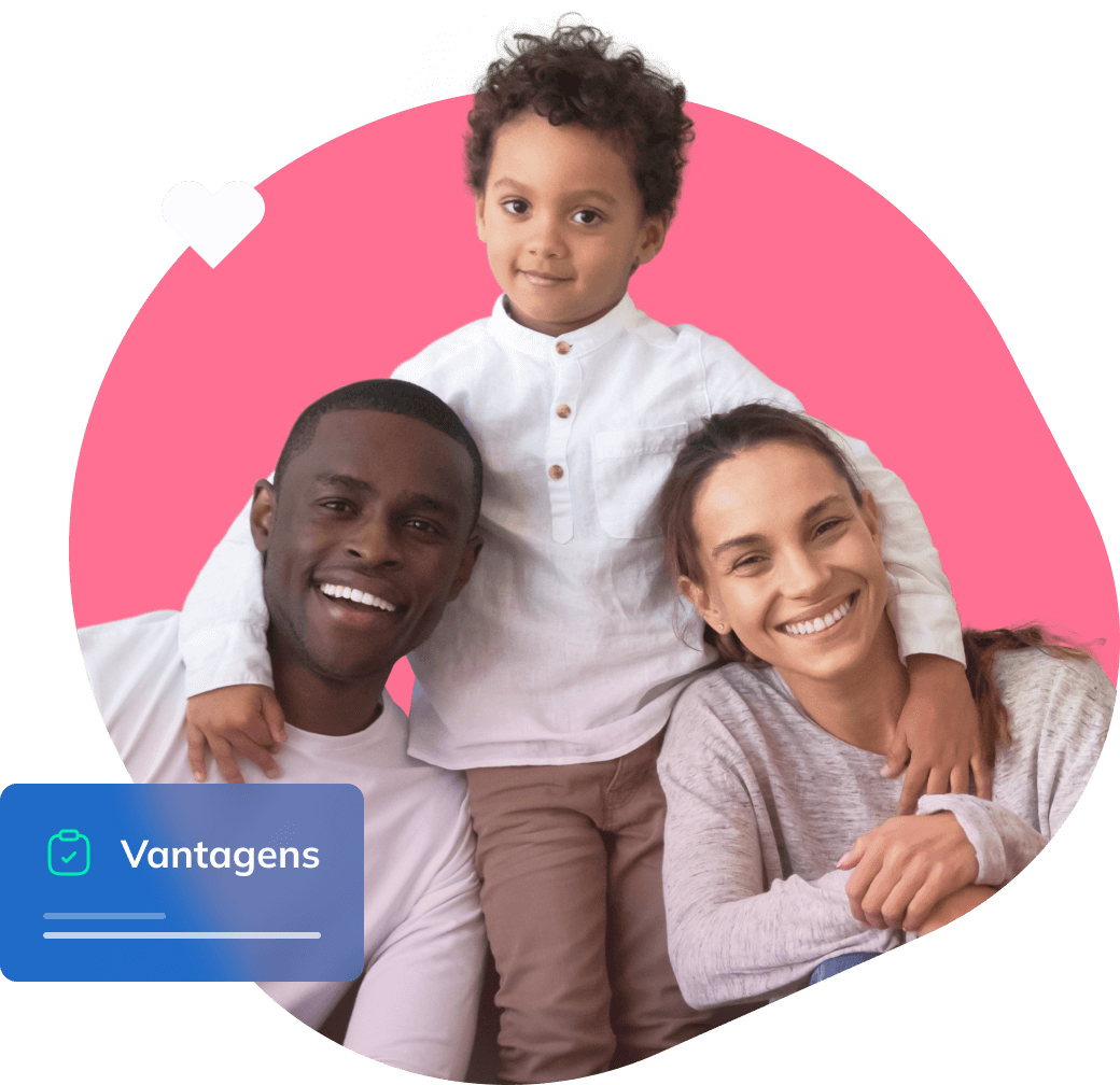 Imagem de um pai, uma mãe e um filho, sorrindo, abraçados olhando para frente, próximos a um texto escrito 'Vantagens'